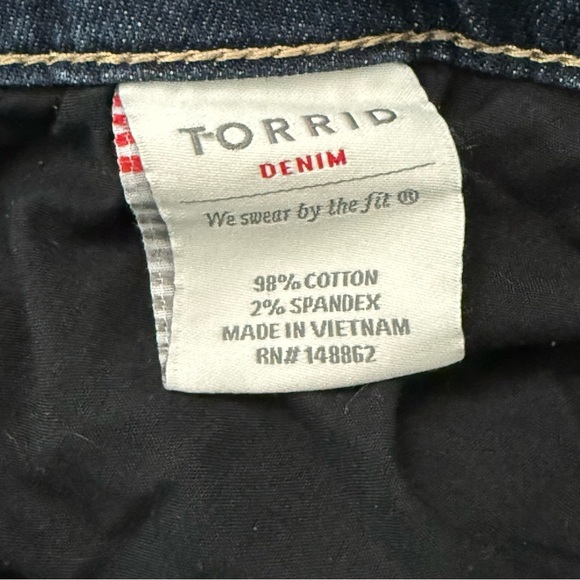 Torrid Distressed Denim Shorts Size 20 Stretch EUC - Picture 4 of 4